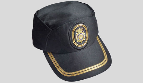 Policía Nacional vs Guardia Civil Gorra uniforme de Policía Nacional. Granapol academia especializada en la preparación íntegra de oposiciones a Policía Nacional con temario propio, exámenes tipo test, entrevista personal, aula virtual y clases presenciales en Granada, Almería, Jaén y Málaga