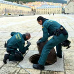 Pareja de agentes de la Unidad de subsuelo de la Guardia Civil